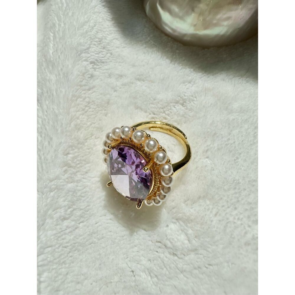 Gorgeous lavender oval cut cubic zirconia adjustable cocktail ring with faux pea - Picture 7 of 14
